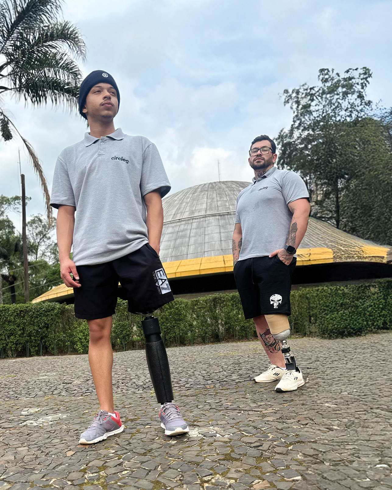 Dois amputados do Brasil estão exibindo seu Circleg, uma prótese fabricada na Suíça.